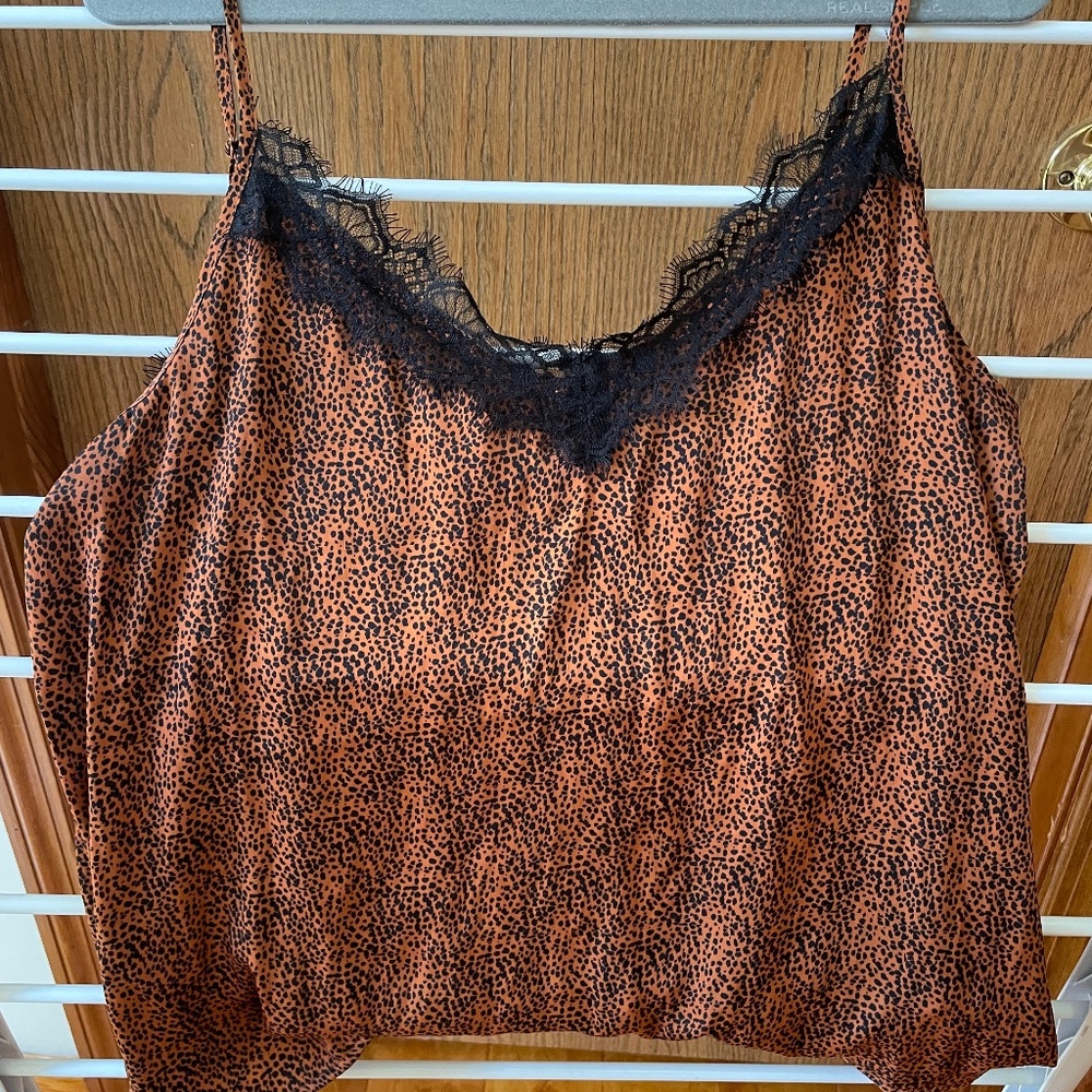 Leopard going out slip top